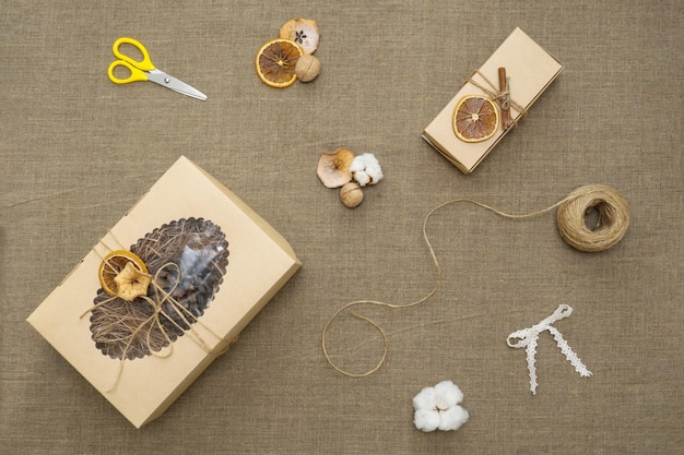 Pudełko z materiałami do haftu